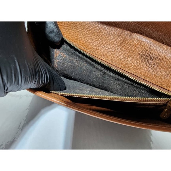 Louis Vuitton 1992 Monogram Bordeaux Crossbody Bag - Picture 13 of 16